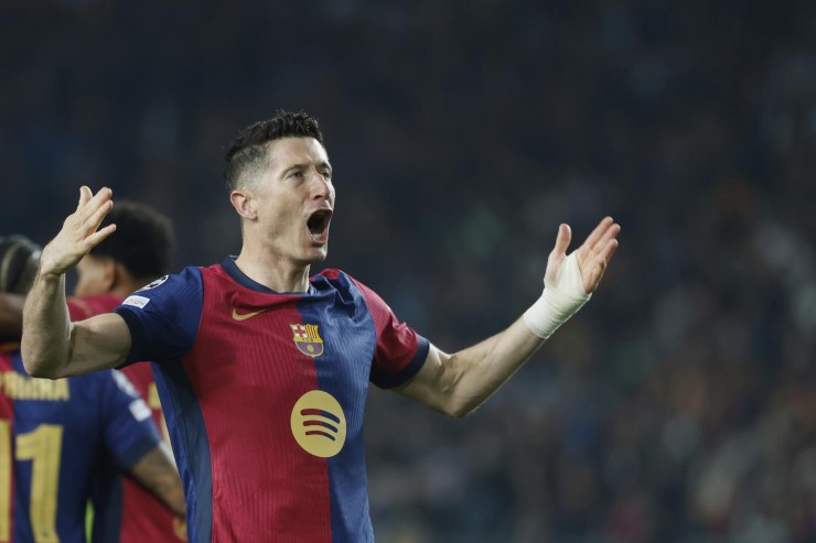 Lewandowski esulta con indosso la maglia del Barcellona
