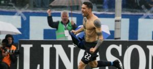 Marco Borriello of Bc Atalanta jubilates after scoring during Serie A soccer match Bc Atalanta vs As Roma in Bergamo, Italy, 17 April 2016. ANSA/PAOLO MAGNI PAOLO MAGNI/