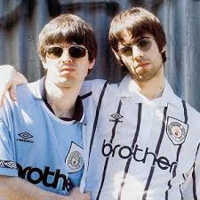 I Gallaghers con le maglie del City (1994-1995)