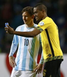 DeShawn Brown chiede un selfie a Messi, nel 2015. La spontanea simpatia dei giamaicani