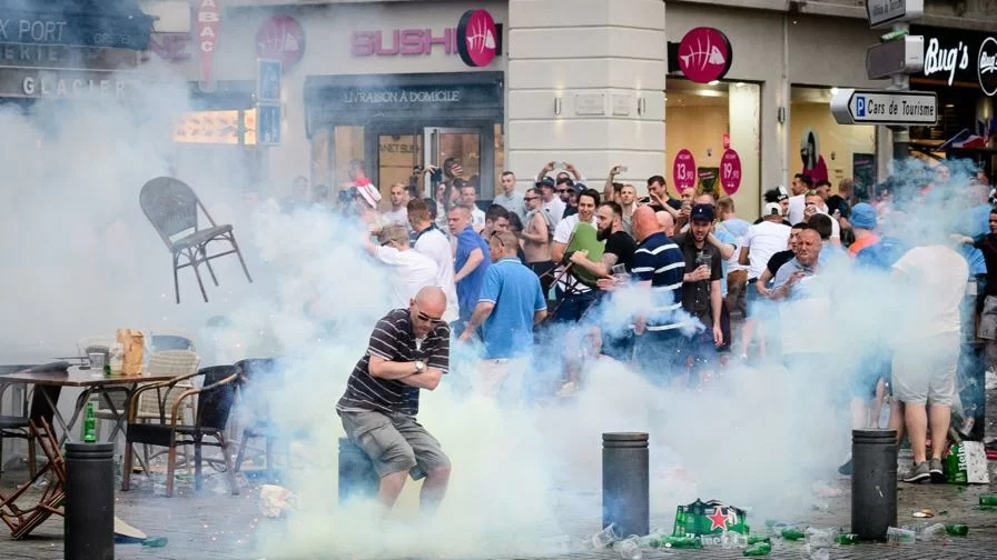 Da Marsiglia a Foggia, quando le belve rovinano il calcio. Via dal nostro sport!