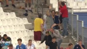 Un uomo alza il braccio in segno di resa: è la foto più toccante degli scontri al Velodrome