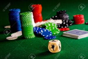 9441798-Gioco-d-azzardo-fiches-sul-tavolo-verde-Archivio-Fotografico