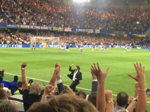 Conte esulta insieme ai tifosi Blues