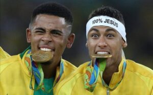 gabriel-jesus-neymar-con-sus-medallas-oro-entre-sus-dientes-1471739307456-640x398