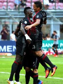 MILAN-TORINO 3-0 / Bacca festeggiato dai compagni