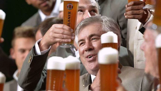 Il giornalista italiano gli fa la domanda in tedesco, la reazione di Ancelotti è EPICA!