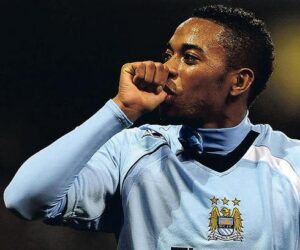 Robinho festeggia un gol col City