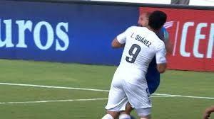 L'ormai celebre morso di Suarez a Chiellini