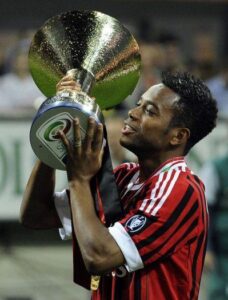 Robinho con lo scudetto