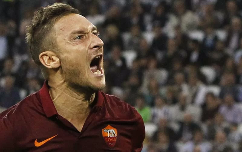 La giornalista straniera fa una domanda a Totti, la sua reazione è FANTASTICA!