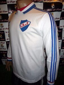 La maglia del Nacional della Coppa Intercontinentale 1980. I colori bianco, blu e rosso sono i colori nazionali dell'Uruguay.