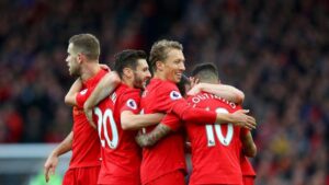 LIVERPOOL-WATFORD 6-1 / Coutinho abbracciato dai compagni dopo il raddoppio