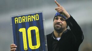 Adriano saluta la Curva interista