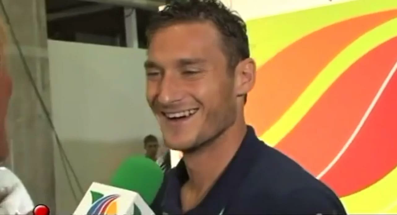 Totti risponde alla giornalista: “Messicane coi baffi? Ecco la soluzione”