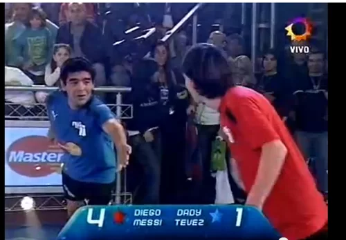 Maradona e Messi giocano insieme a calcio tennis