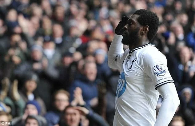 Tra balli, treccine e stregoneria: l’incontrastabile ignoranza di Emmanuel Adebayor