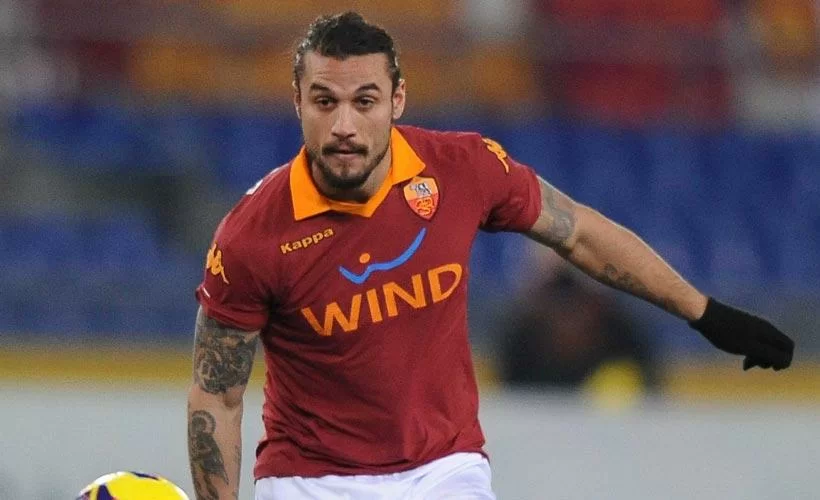 Osvaldo ruba il rigore a Totti, poi la figuraccia