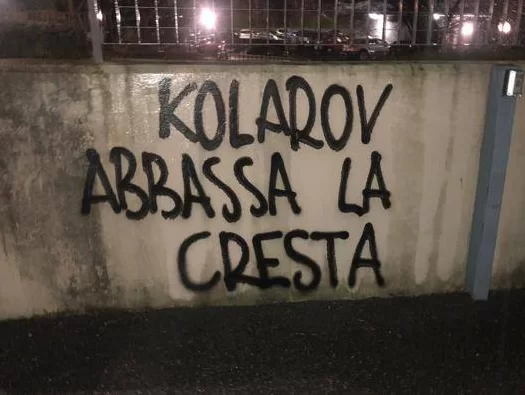 Tensione continua in casa Roma, scritte contro Kolarov: “Abbassa la testa, croato di m****”
