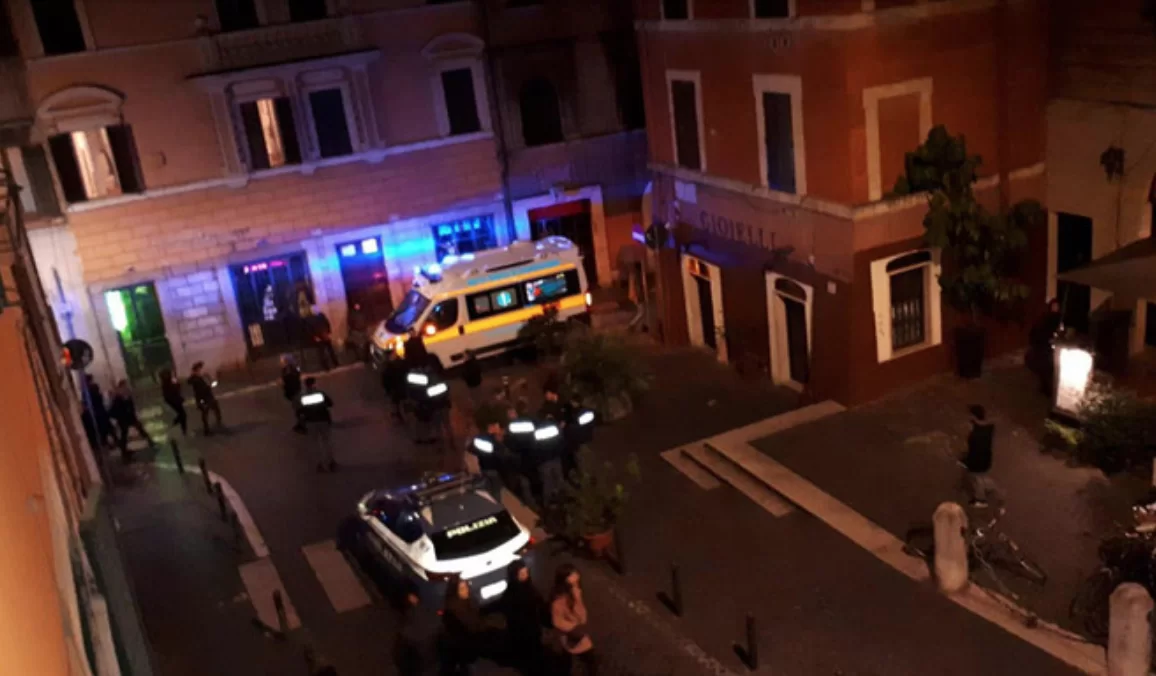 Maxi rissa al centro di Roma, scontri tra tifosi di Lazio e Siviglia: tre persone accoltellate!