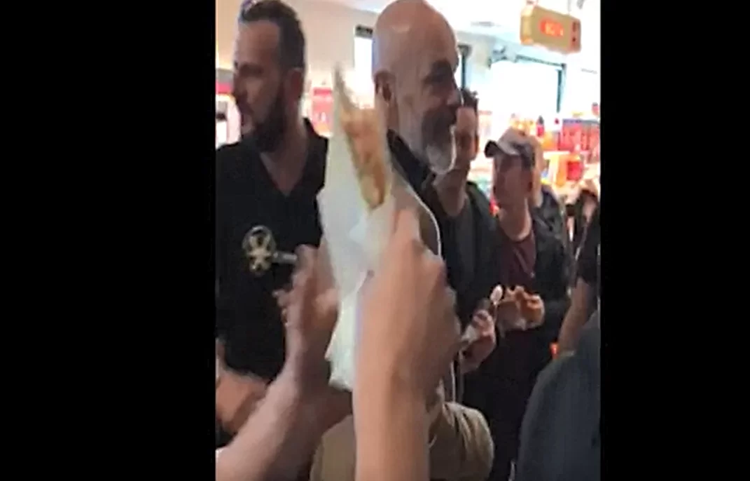 “Pagaci il panino”, in autogrill si alza il coro per Pioli. E il tecnico offre il pranzo