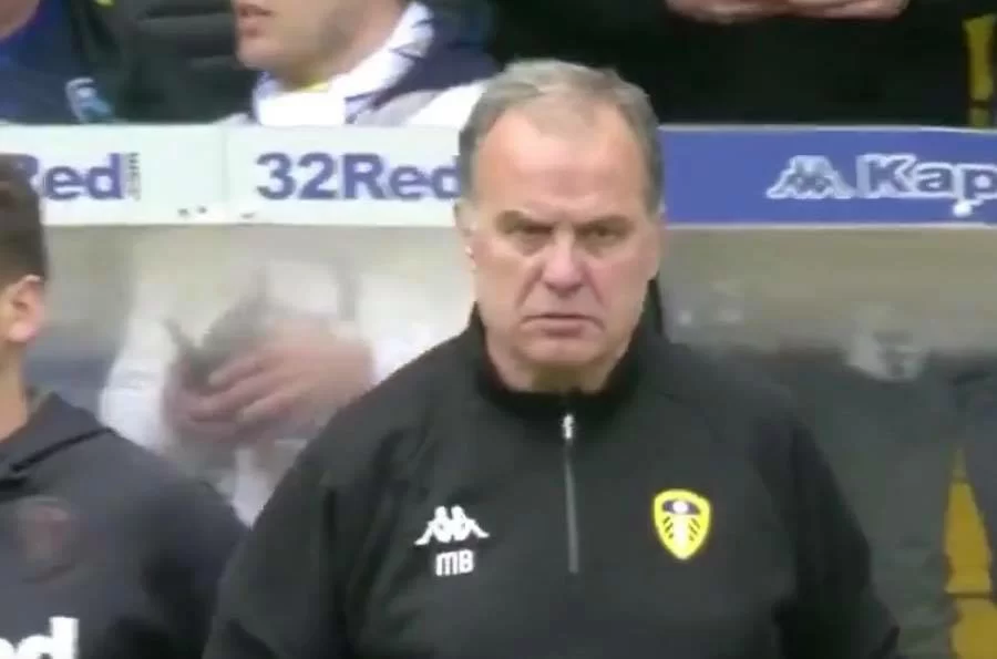 Incredibile in Championship: il Leeds segna a gioco fermo e scatta la rissa. Bielsa obbliga i suoi a subire gol!