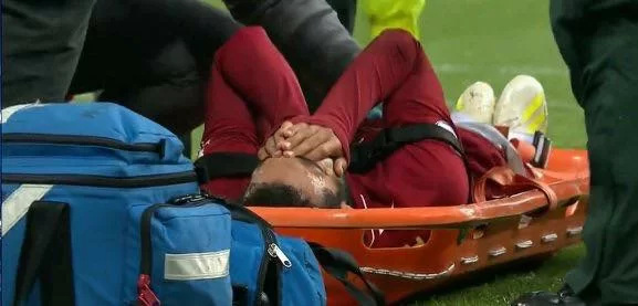 Liverpool-Leicester, infortunio Salah: botta alla caviglia, esce zoppicando