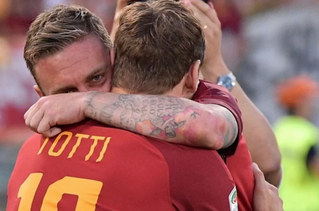“Per sempre mio fratello”, commovente lettera di Totti dopo l’addio di De Rossi alla Roma