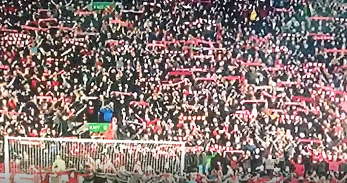 Scene da brividi ad Anfield, calciatori cantano “You’ll never walk alone” con i tifosi e Milner scoppia in lacrime
