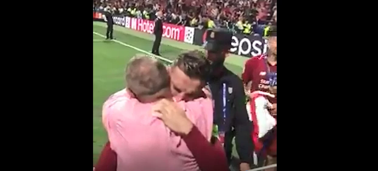 Henderson abbraccia il padre malato, i due scoppiano in lacrime: le immagini commuovono tutti