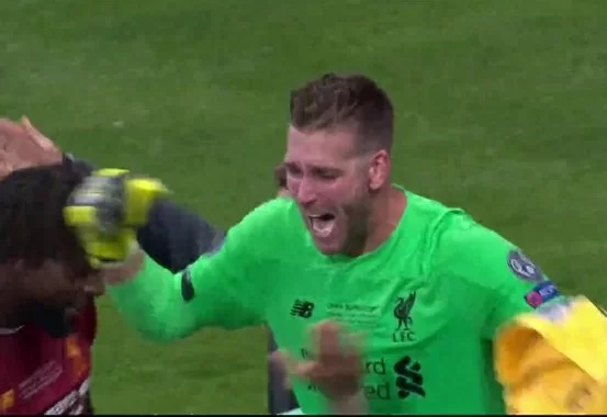 Liverpool, Adrian infortunato da un tifoso invasore durante i festeggiamenti per la Supercoppa Europea