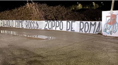 FOTO – Striscione shock dei tifosi della Lazio: “Zanilo come Rocca… zoppo de Roma”