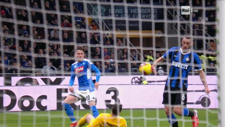 Inter-Napoli, De Vrij tocca il pallone con la mano: tutto regolare per l’arbitro Calvarese