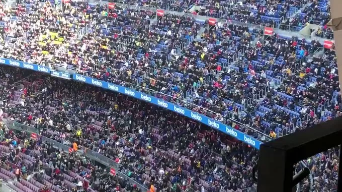 Barcellona, tifosi contro Bartomeu: pañolada e fischi al Camp Nou
