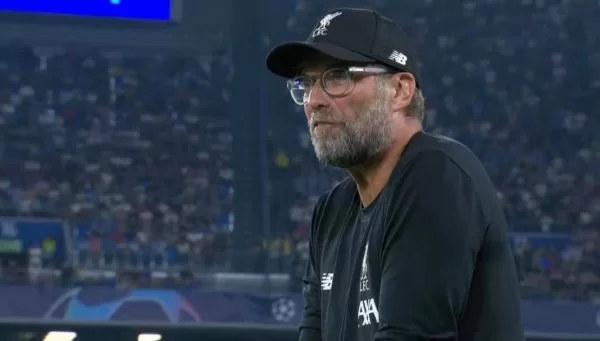 Provano a dargli la mano, Klopp furioso con alcuni tifosi