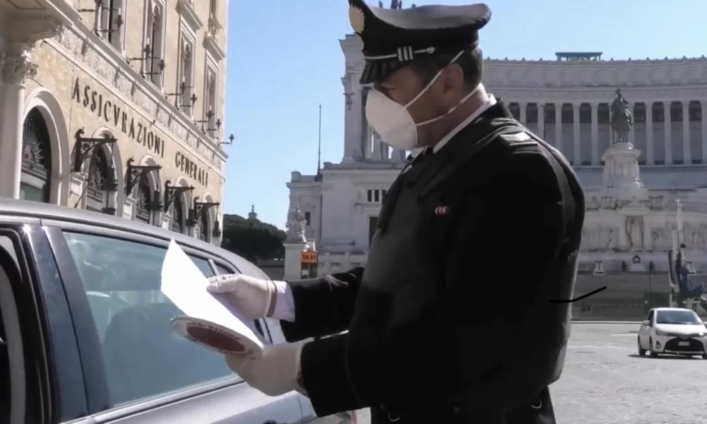 Follia a Modena, ragazza si toglie la mascherina e sputa ai Carabinieri: “Sono positiva al Coronavirus!”