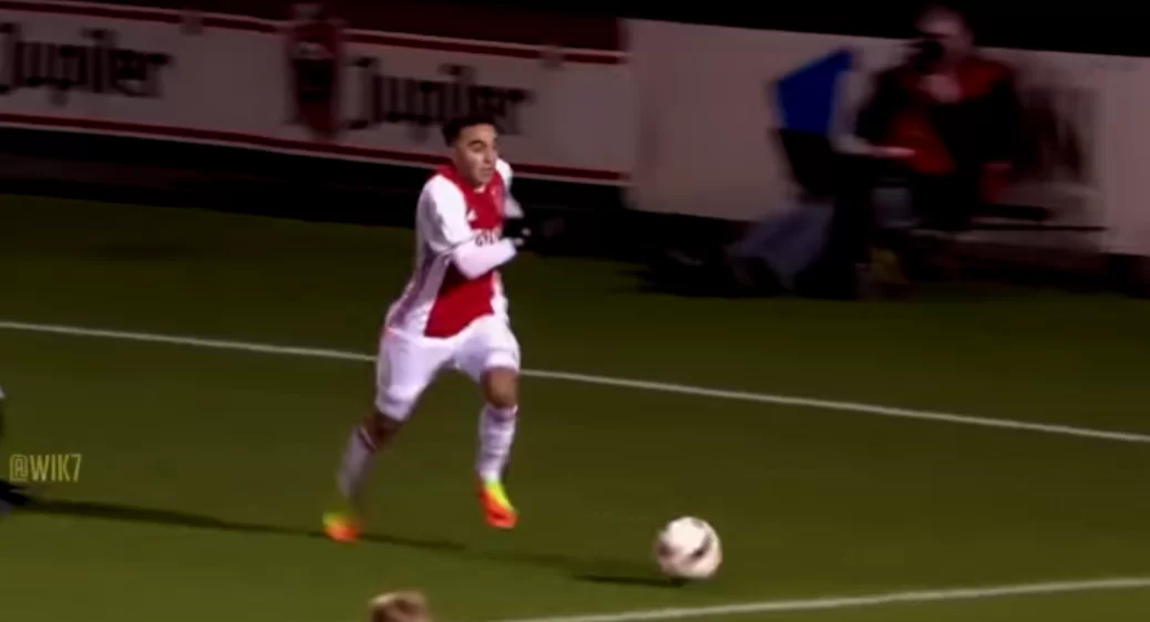 Ajax, Nouri torna a casa dopo il coma. Il fratello: “Riesce a comunicare”