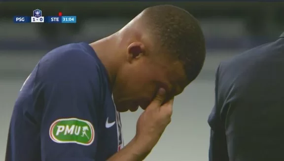 Paura per il PSG, Mbappe lascia il campo in lacrime