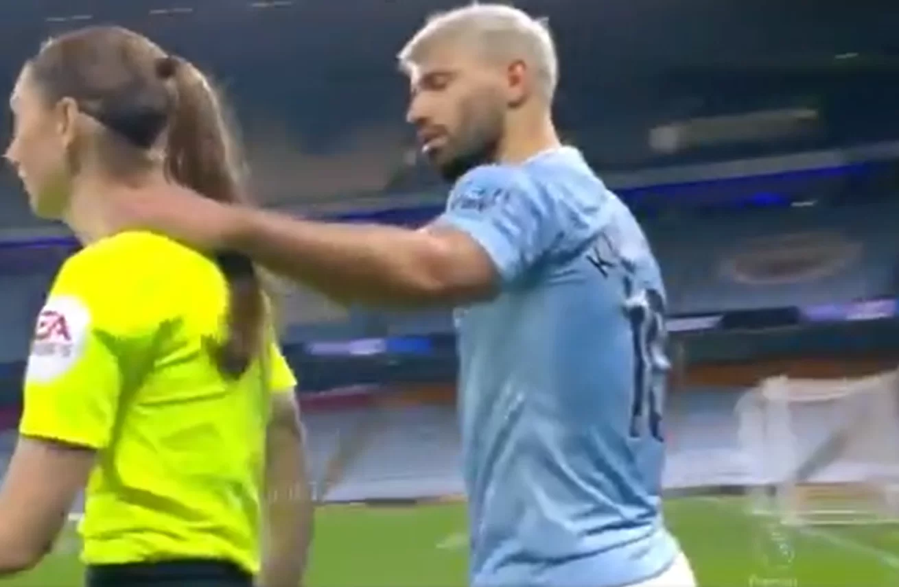 VIDEO – Manchester City, Aguero abbraccia la guardalinee: scoppia la polemica in Premier League