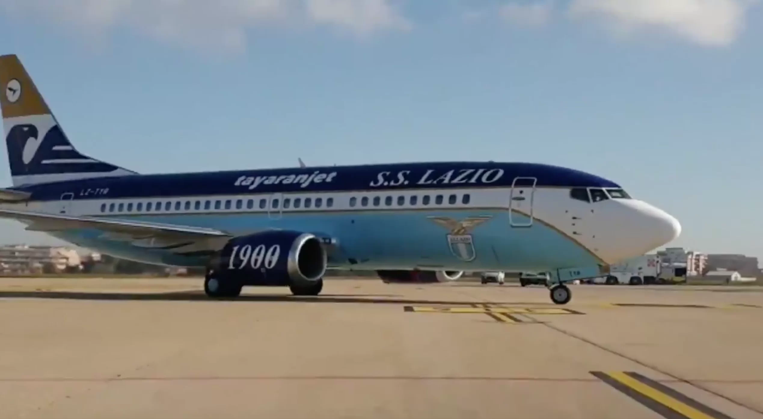Problemi con il nuovo aereo personalizzato della Lazio: arriva a Crotone ma non riparte