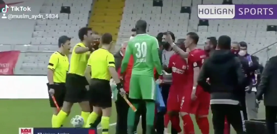 Assurdo in Turchia: mostra l’errore all’arbitro con il cellulare e viene espulso! (VIDEO)