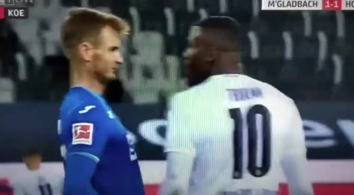 Marcus Thuram perde la testa, sputo in faccia ad un avversario: rischia la mega squalifica (VIDEO)