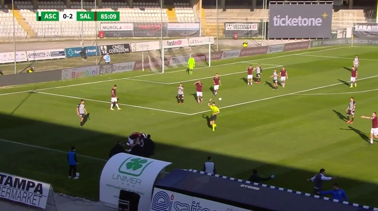 Paura durante Ascoli-Salernitana, malore per Dziczek: lascia il campo in ambulanza