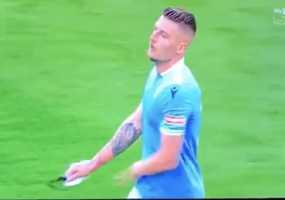 Gesto bruttissimo di Milinkovic: scagliata a terra la fascia da capitano!