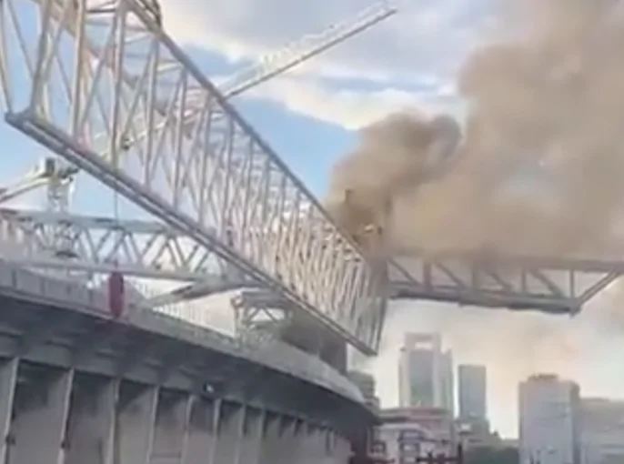 Santiago Bernabeu, incendio in un cantiere: nube di fumo sullo stadio