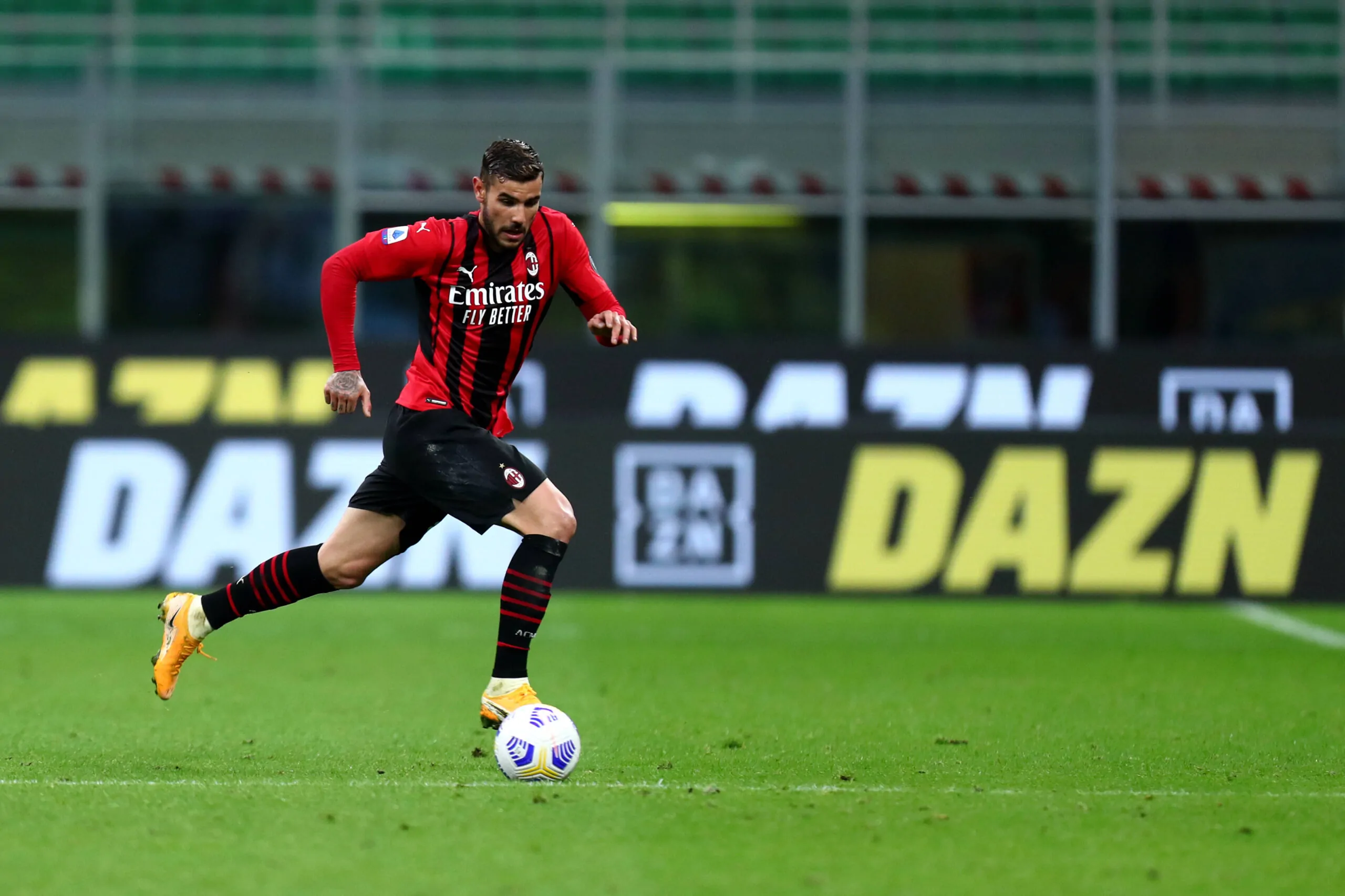 Milan, c’è da blindare Theo Hernandez: un club pronto all’assalto