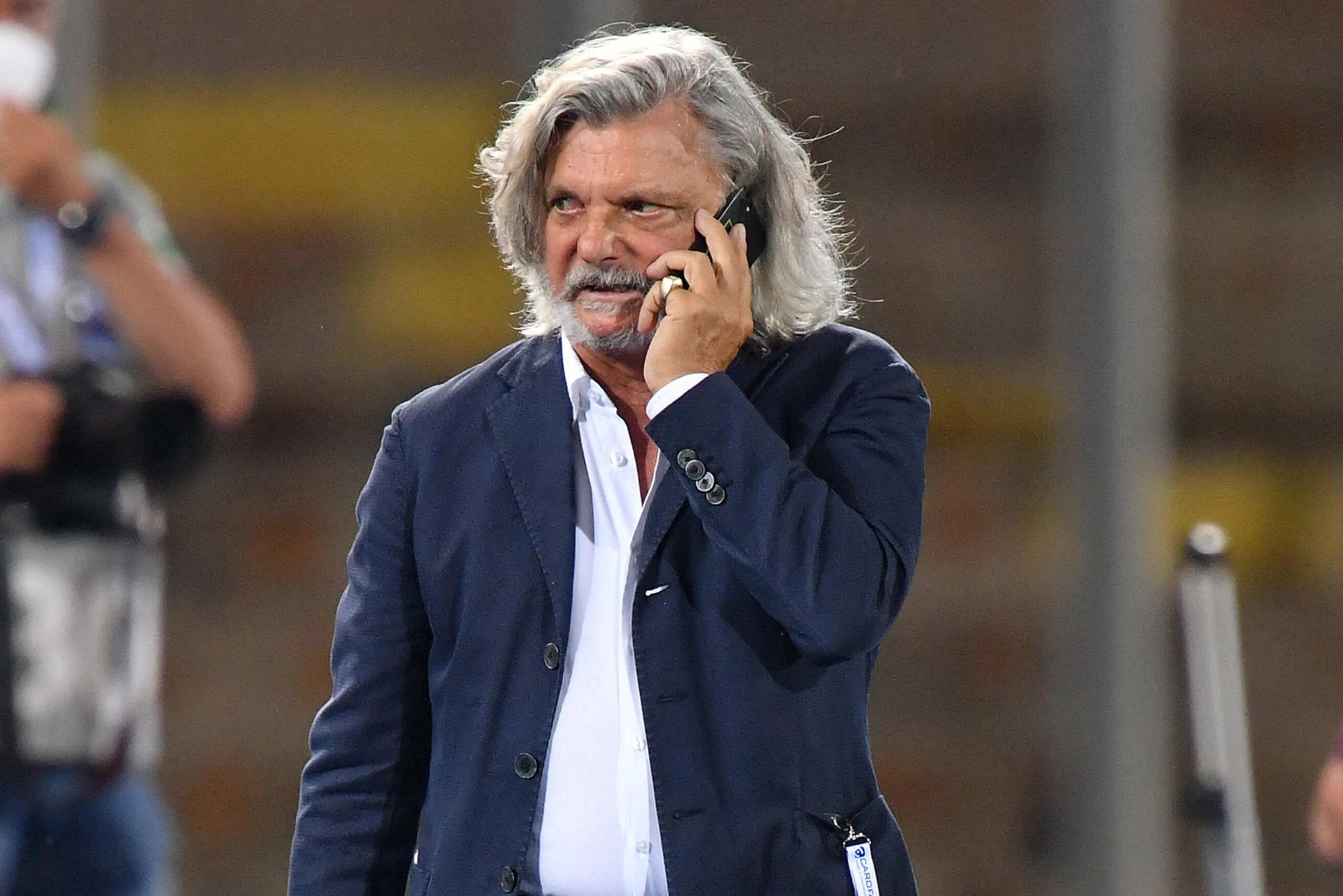 Sampdoria, aereo in volo con uno striscione contro il presidente Ferrero