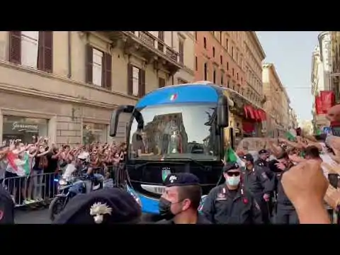 VIDEO | Delirio a #Roma per il pullman azzurro!