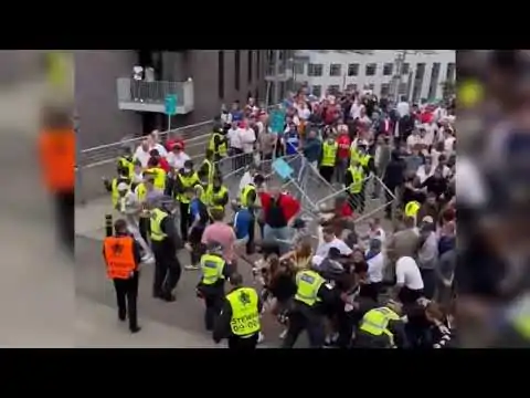 VIDEO | SCONTRI all’esterno di WEMBLEY tra tifosi INGLESI e POLIZIA!😱