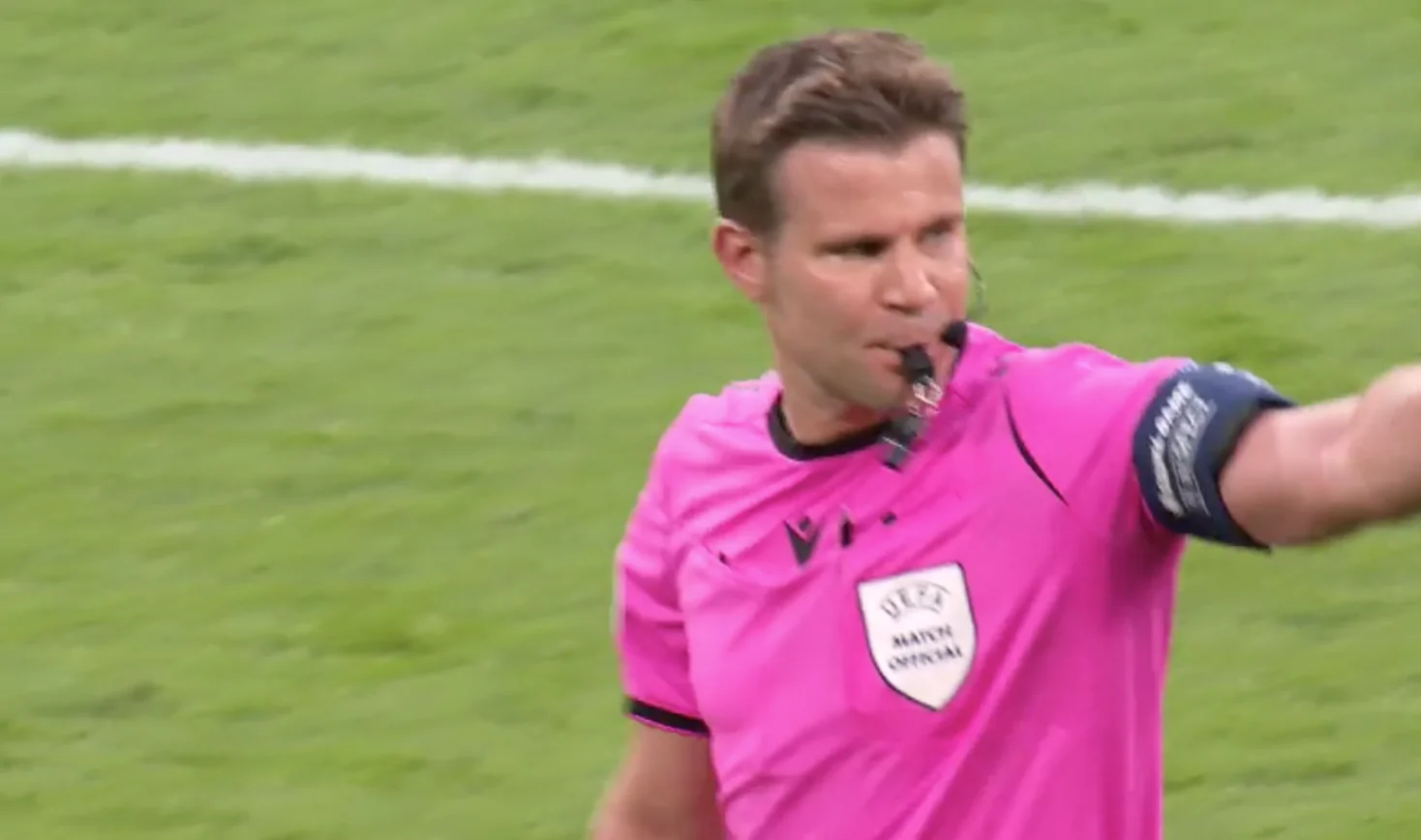 “Li cercherà negli spogliatoi”, critiche all’arbitro Brych!